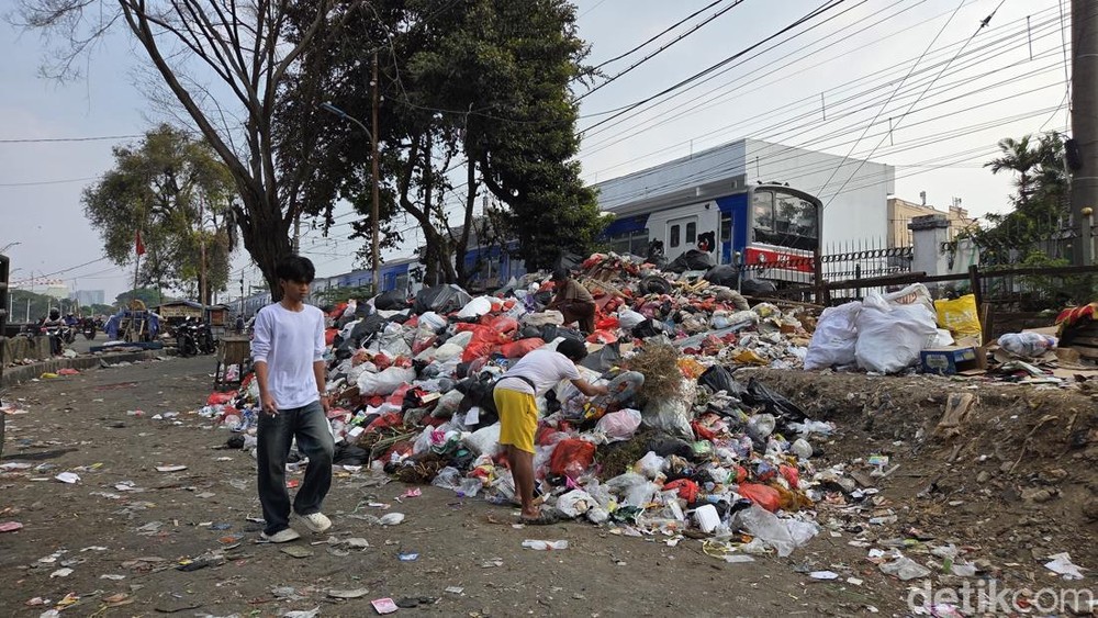 Pasar Minggu Terkepung Sampah Tak Berujung