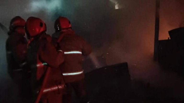 Malam Panas Kafe di Ciracas Terbakar
