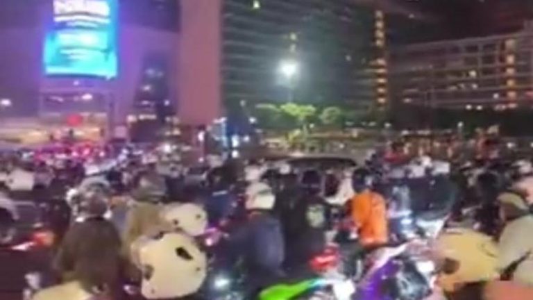 Bundaran HI Mendadak Ramai Tengah Malam