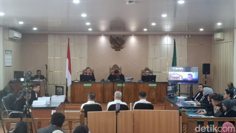 Prahara Gubernur Riau Jatah Preman Berujung Tuntutan Berat