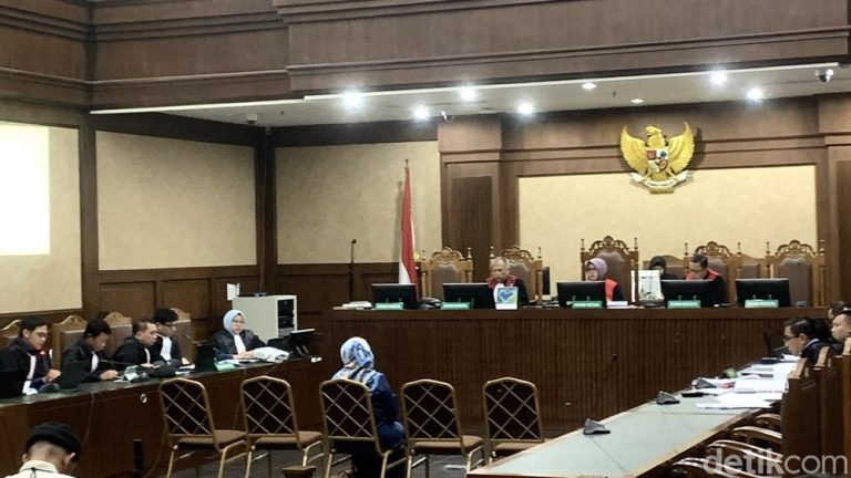 Mantan Ketua Ombudsman Meledak di Sidang Mantan Ketua Ombudsman Meledak di Sidang