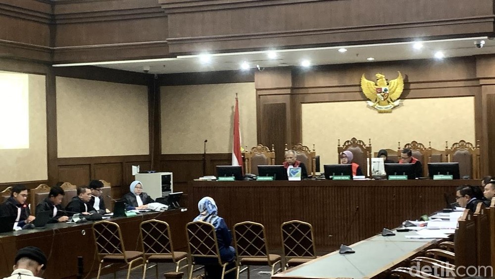 Mantan Ketua Ombudsman Meledak di Sidang