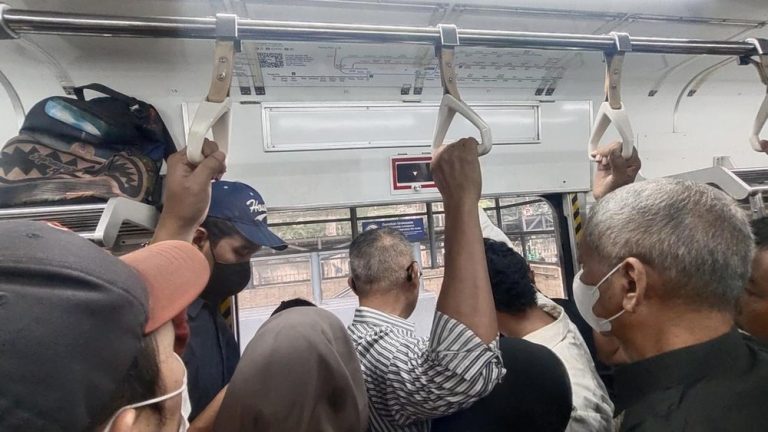 KRL Bogor Jakarta Kota Mendadak Tertahan di Kalibata KRL Bogor Jakarta Kota Mendadak Tertahan di Kalibata