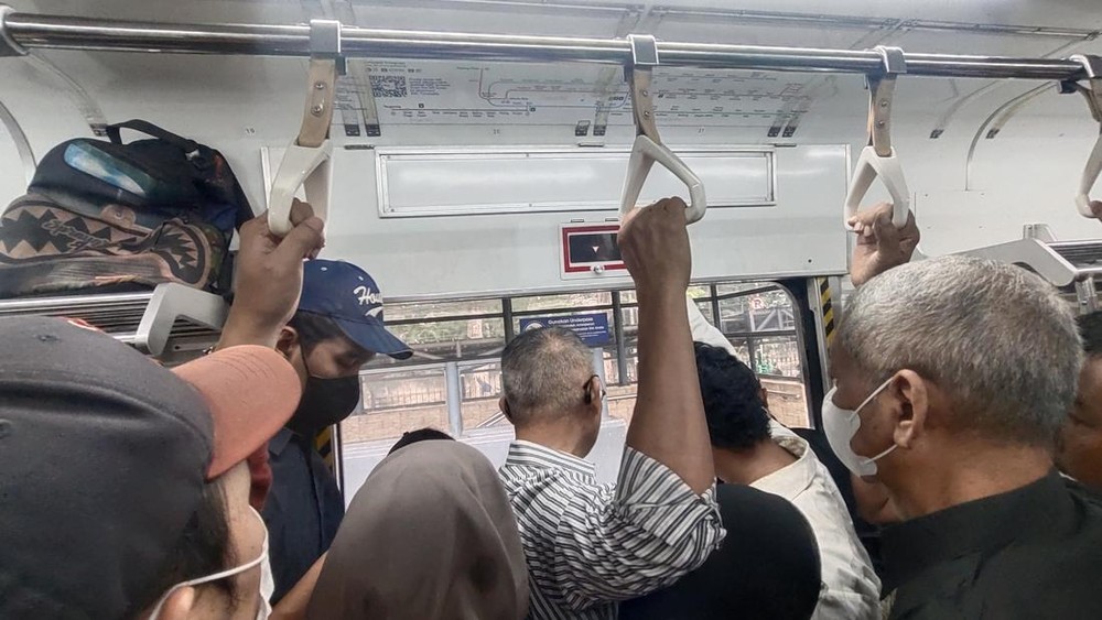 KRL Bogor Jakarta Kota Mendadak Tertahan di Kalibata