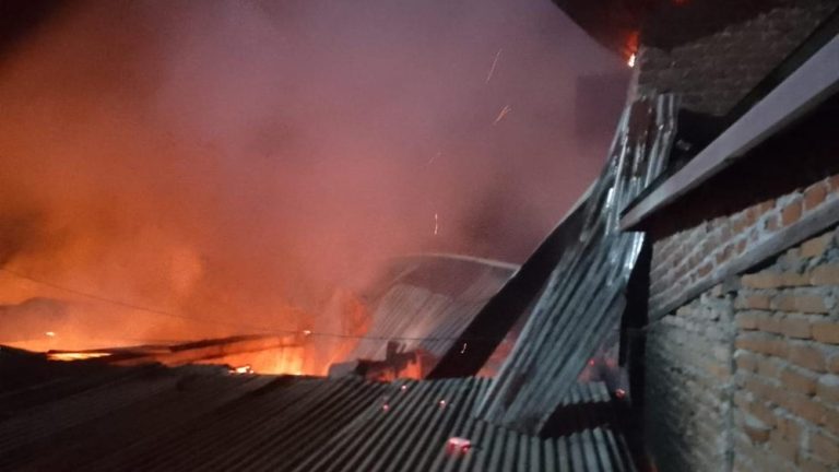 Dendam KDRT Berujung Amukan Api Ludeskan 10 Rumah Dendam KDRT Berujung Amukan Api Ludeskan 10 Rumah