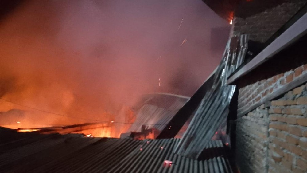 Dendam KDRT Berujung Amukan Api Ludeskan 10 Rumah
