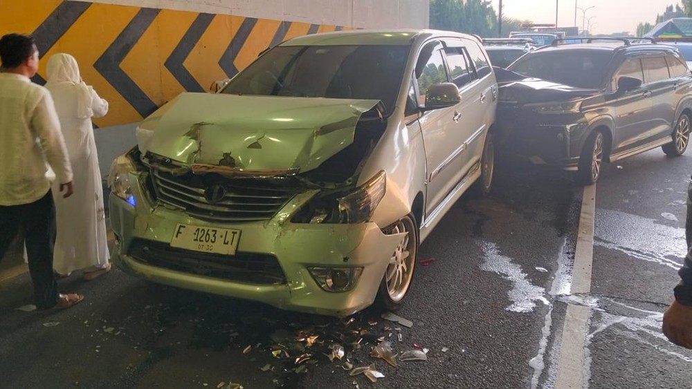 Terowongan Tol Pasar Rebo Lumpuh Mendadak