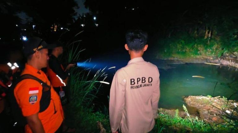 Remaja 14 Tahun Hilang di Ciliwung Saat Asyik Berenang Remaja 14 Tahun Hilang di Ciliwung Saat Asyik Berenang