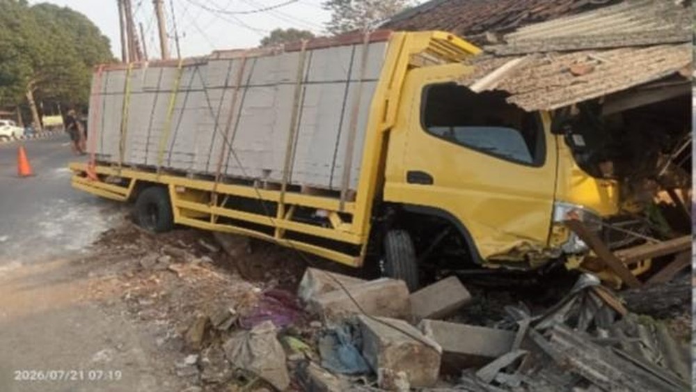 Bogor Dini Hari Truk Hantam Rumah Warga