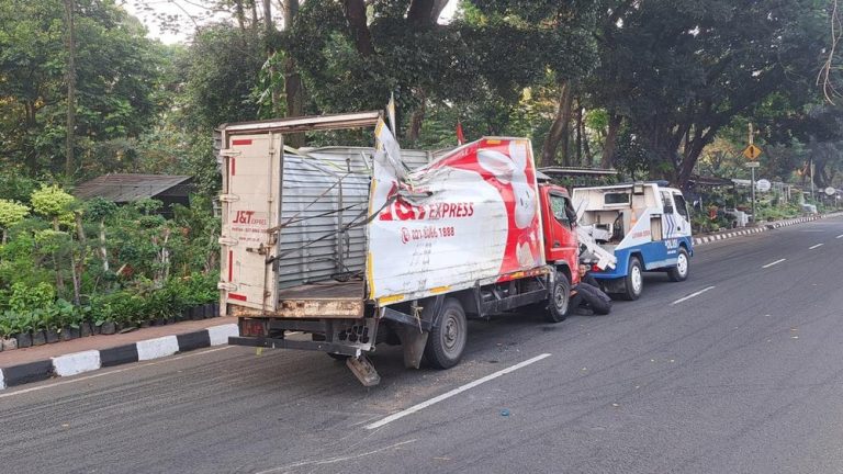 Mobil Misterius Picu Truk Terguling di Bogor