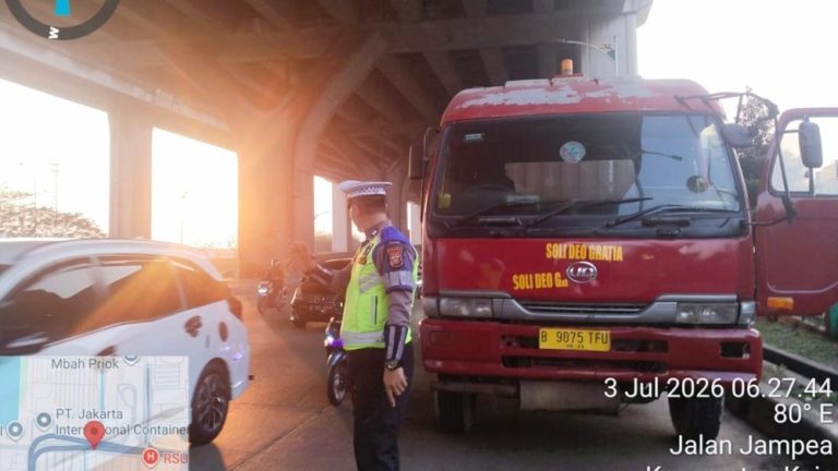 Pagi-Pagi Truk Trailer Lumpuhkan Cilincing