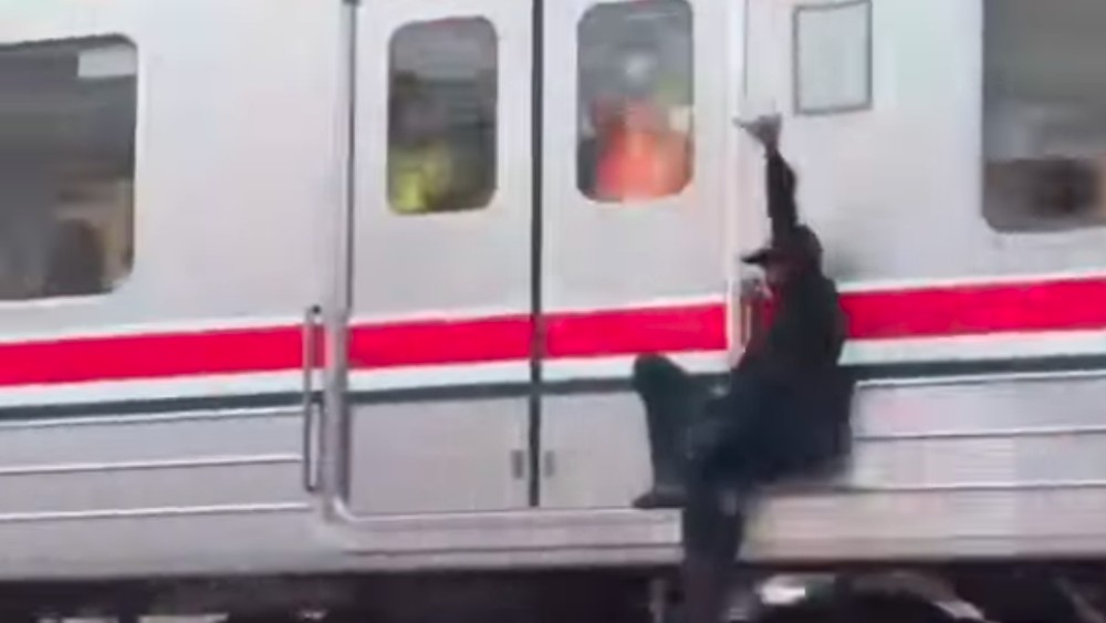 Viral Pria Bergelantungan KRL Terungkap Alasannya