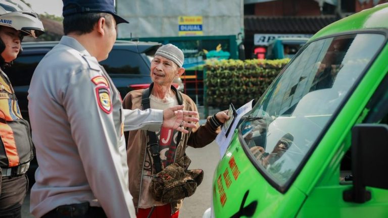 Ratusan Angkot Tua Masih Gentayangan di Bogor