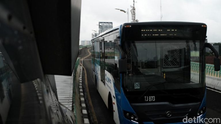 TransJ Jalur Langit Mogok Penumpang Jalan Kaki di Ketinggian