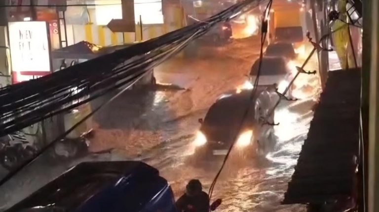 Bogor Terendam Jalan Utama Macet Total Bogor Terendam Jalan Utama Macet Total