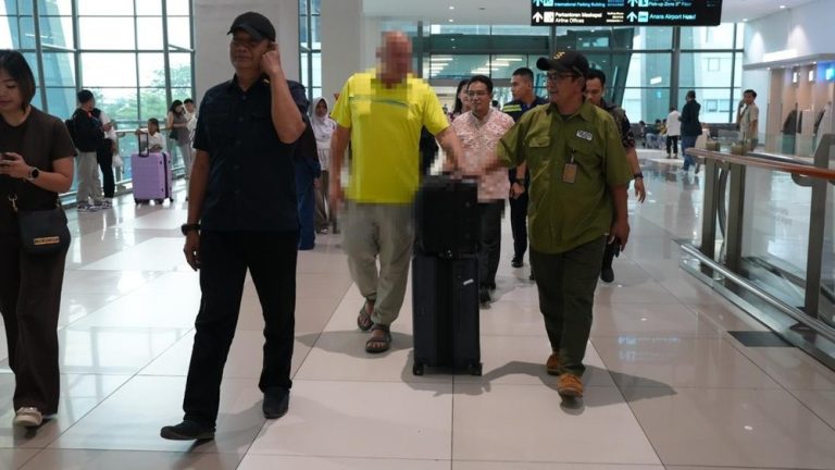 WNA Amerika Bikin Geger Sukabumi Berakhir di Pesawat WNA Amerika Bikin Geger Sukabumi Berakhir di Pesawat