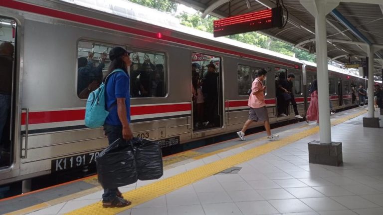 Terbongkar Merekam Wanita Diam Diam di Stasiun Sudirman