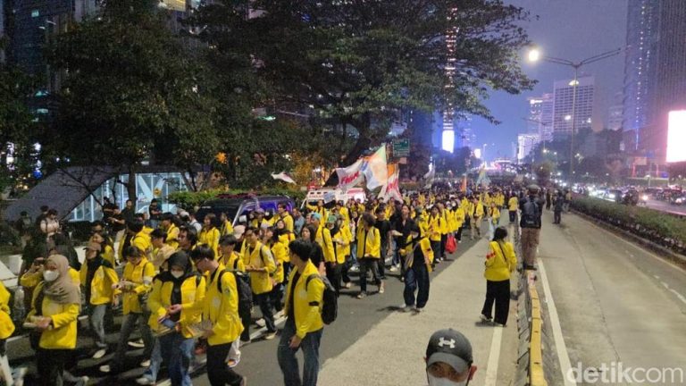 Mahasiswa UI Nyanyikan Indonesia Pusaka di Tosari Akhir Aksi