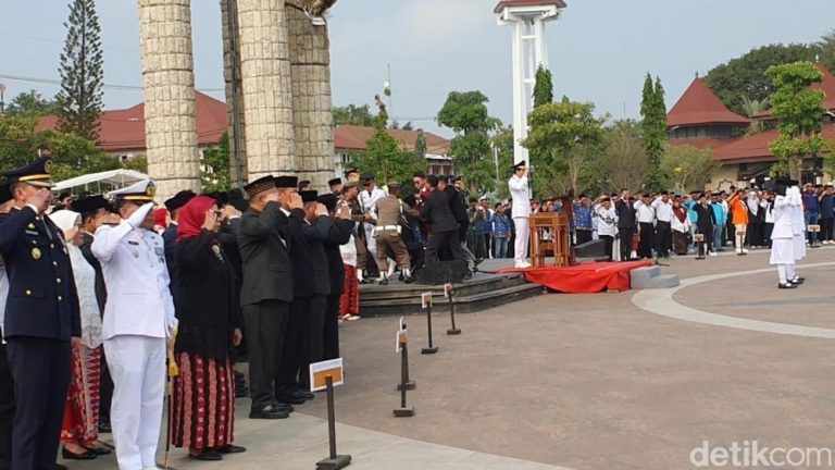 Wanita Berbaju Merah Gegerkan Upacara Bupati Indramayu Wanita Berbaju Merah Gegerkan Upacara Bupati Indramayu