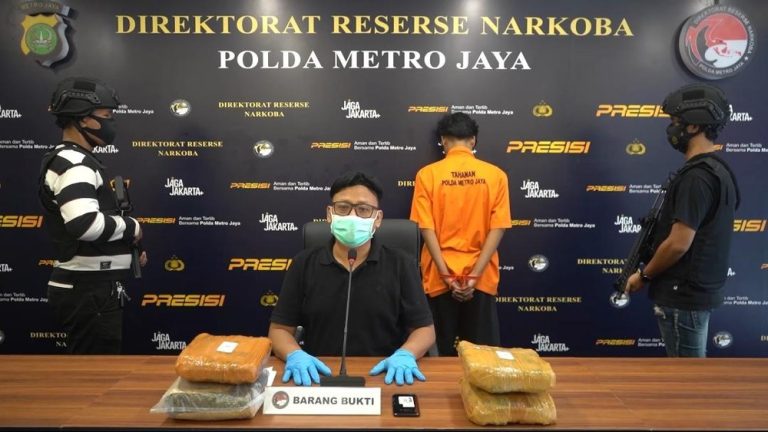 Penyergapan Dramatis di Jakbar Ganja 4 Kg Disita