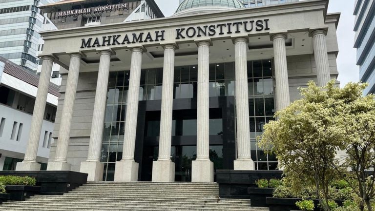 MK Hapus Aturan Kontroversial Penggunaan Lambang Negara