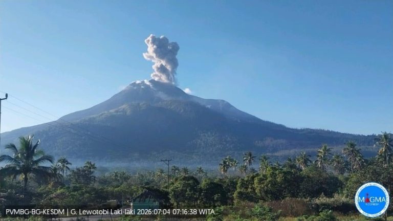 Dua Kali Letusan Dahsyat Guncang Lewotobi Pagi Ini Dua Kali Letusan Dahsyat Guncang Lewotobi Pagi Ini