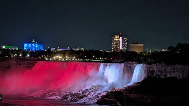 Niagara Berpendar Merah Putih Dunia Terpana Rayakan Indonesia