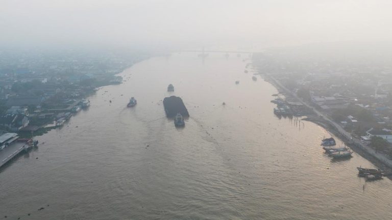 Puluhan Helikopter Berjibaku Padamkan Api di Sumatera