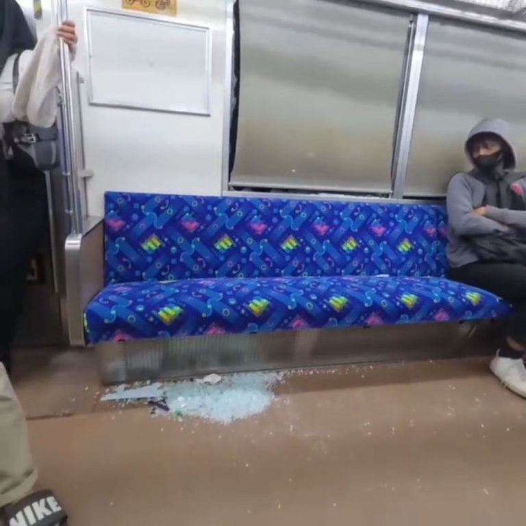 Kaca KRL Pecah Dilempar Botol Siapa Pelakunya