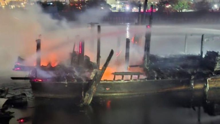 Dermaga Muara Baru Membara Tiga Kapal Ludes Dermaga Muara Baru Membara Tiga Kapal Ludes