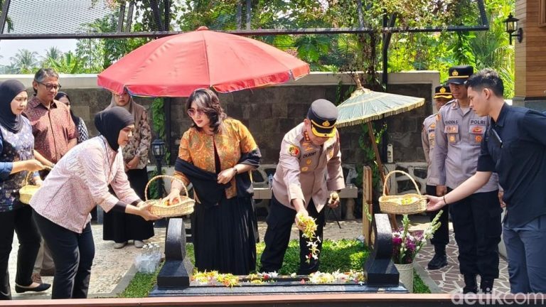 Kapolres Depok Ziarahi Makam Sosok Inspiratif Ini