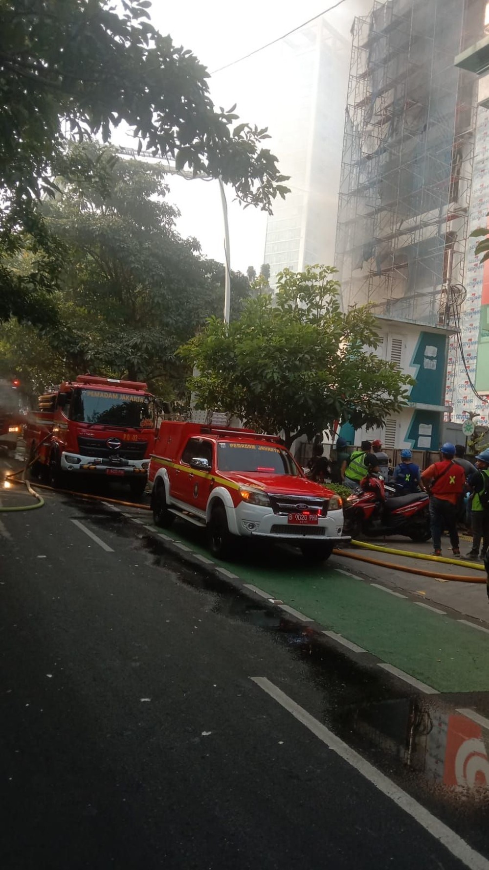 Gedung Cikini Terbakar Pekerja Terjebak Dramatis