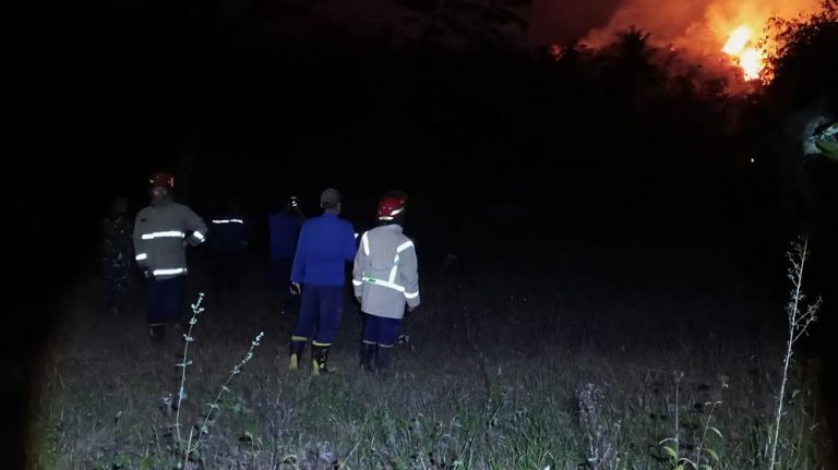 Api Mengganas di Gunung Geulis Sukabumi Api Mengganas di Gunung Geulis Sukabumi