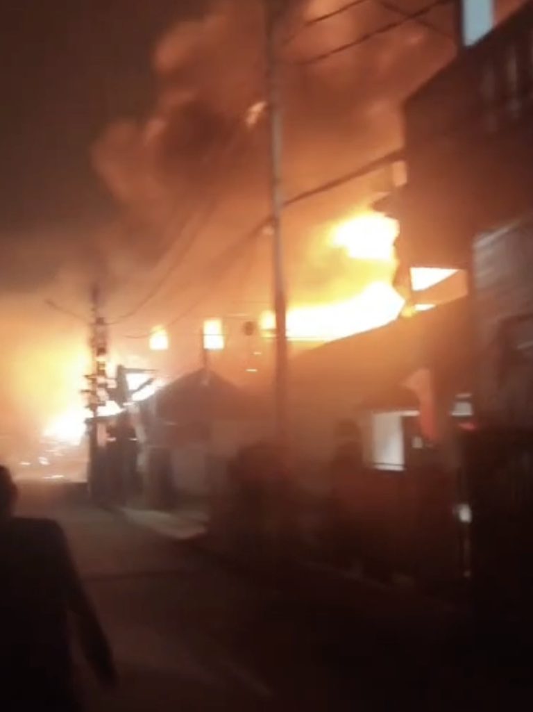 Jaktim Membara Pabrik Bingkai Terbakar Hebat