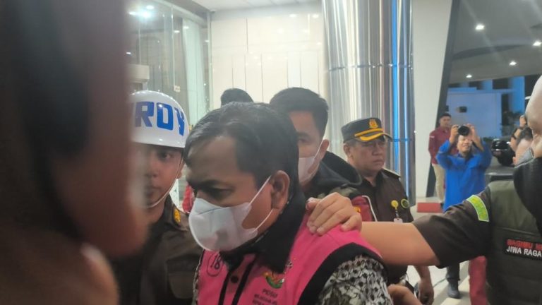 Skandal Pajak Rp 2 Triliun Guncang Negara Skandal Pajak Rp 2 Triliun Guncang Negara