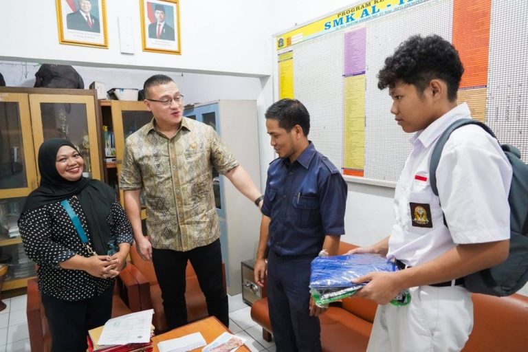 Anggota DPRD DKI Jakarta Lakukan Hal Tak Terduga Demi Siswa SMK