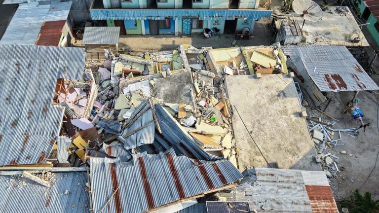 Pilu Gempa NTT Ratusan Tewas Ribuan Mengungsi