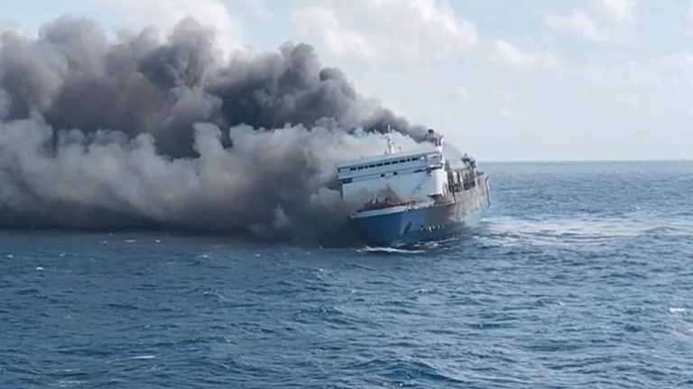 Empat Nyawa Melayang dalam Kobaran Api Kapal