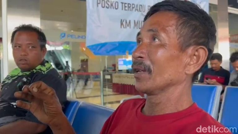 Lompat dari Kapal Terbakar Bermodal Jeriken