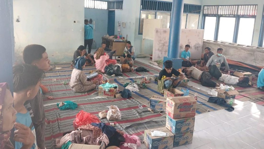 Puluhan Penumpang Kapal Terbakar Menanti Penjemputan Dramatis