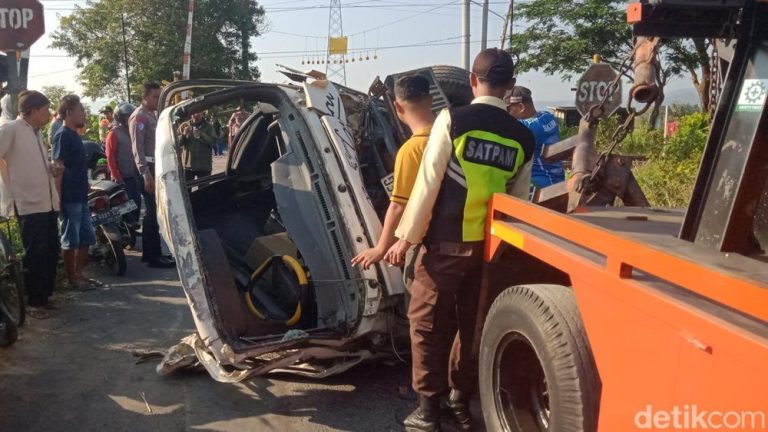 Sopir Truk Lenyap Setelah Kereta Hantam Kendaraannya