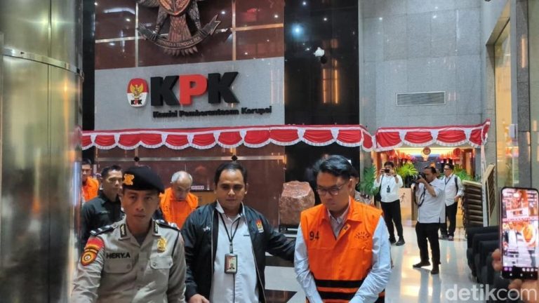 KPK Tahan Empat Sosok Penting di Balik Kasus Iklan Bank BJB KPK Tahan Empat Sosok Penting di Balik Kasus Iklan Bank BJB