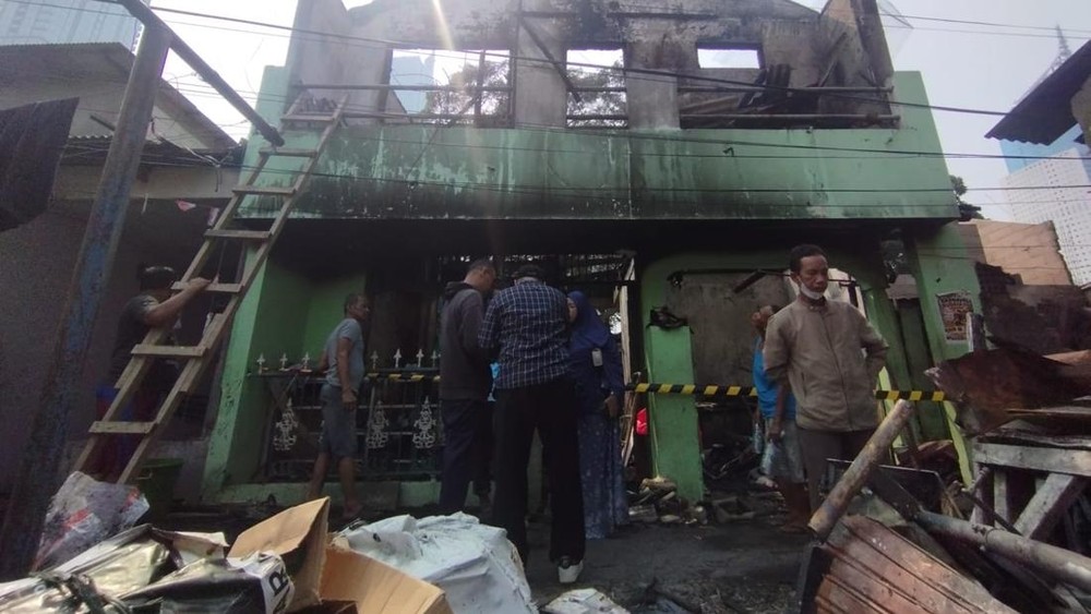 Percikan Listrik Ludeskan Puluhan Rumah Warga