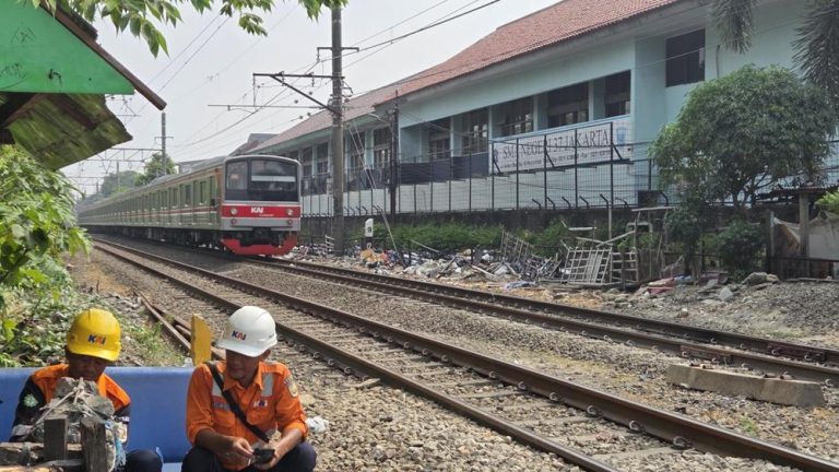 Pagi Tragis di Tebet Lansia Tewas Tertabrak KRL Pagi Tragis di Tebet Lansia Tewas Tertabrak KRL