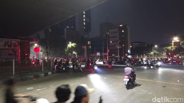 Fenomena Dini Hari di Flyover Slipi Jakarta