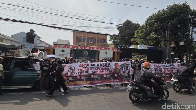 Massa Geruduk PN Jaksel Tuntut Penolakan Gugatan Massa Geruduk PN Jaksel Tuntut Penolakan Gugatan