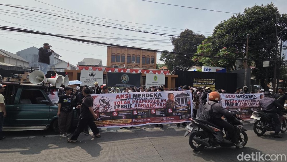 Massa Geruduk PN Jaksel Tuntut Penolakan Gugatan