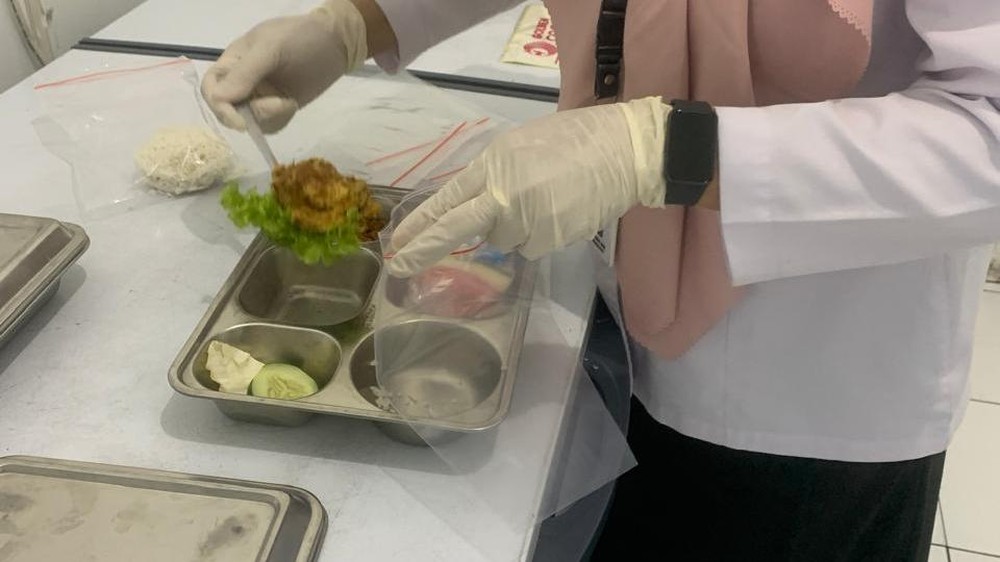 Menu Gratis Bikin Ratusan Siswa Rembang Tumbang