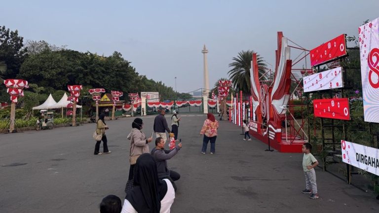 Monas Bersolek Megah Warga Terpukau