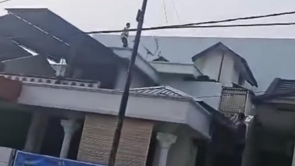 Maling Nekat Kabur Atap Siang Bolong di Medan